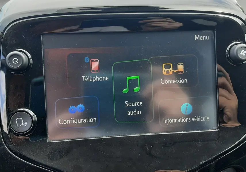 Écran tactile central de la Citroën C1 gris foncé 2019 affichant le menu principal avec options audio et téléphone.