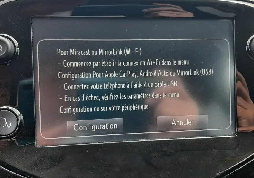 Écran tactile central de la Citroën C1 gris foncé 2019 affichant les options de connexion Miracast et Apple CarPlay.