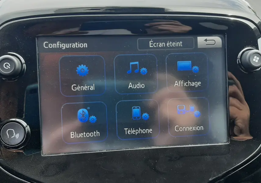 Écran tactile central de la Citroën C1 VTi 72CH Shine 2019, vue rapprochée du tableau de bord noir brillant.