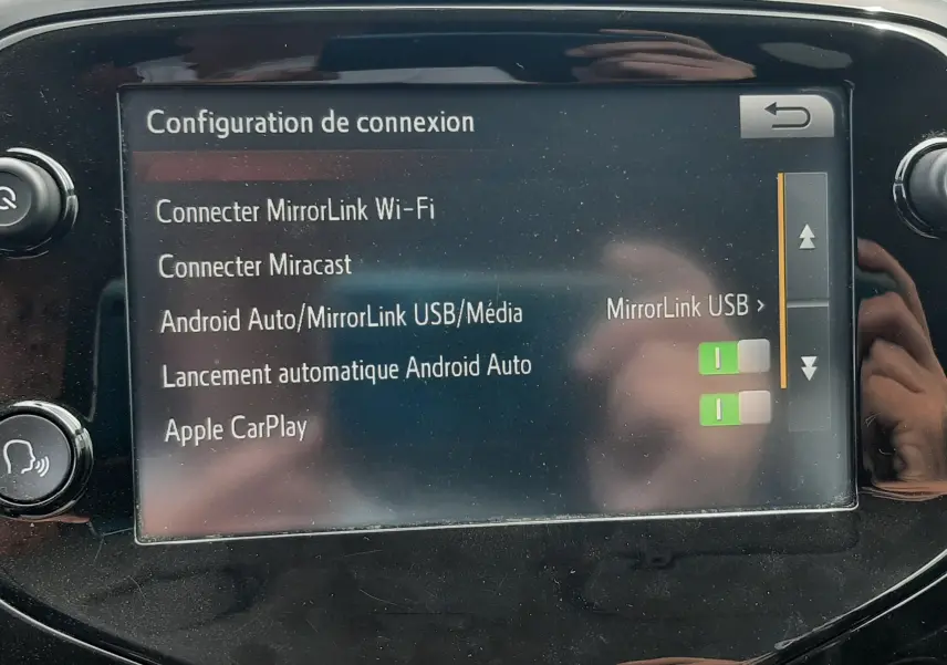 Écran tactile central de la Citroën C1 gris foncé 2019 montrant le menu de configuration de connexion multimédia.