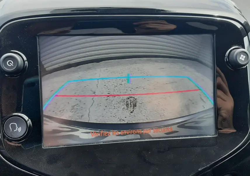 Écran de caméra de recul dans le tableau de bord noir brillant d'une Citroën C1 gris foncé, version Shine 2019.