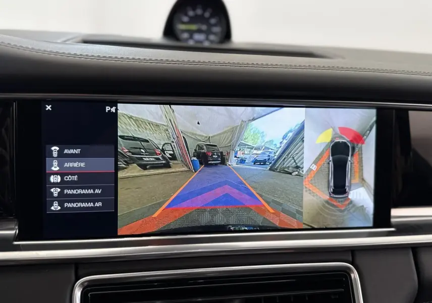 Écran tactile intérieur montrant la caméra de recul et l'affichage 3D de la Porsche Panamera 4 E-Hybrid Sport Turismo noire.