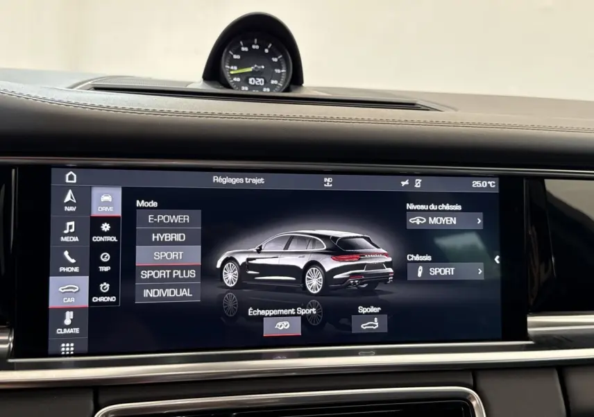 Écran tactile intérieur affichant les réglages de conduite d’une Porsche Panamera 4 E-Hybrid Sport Turismo noire.