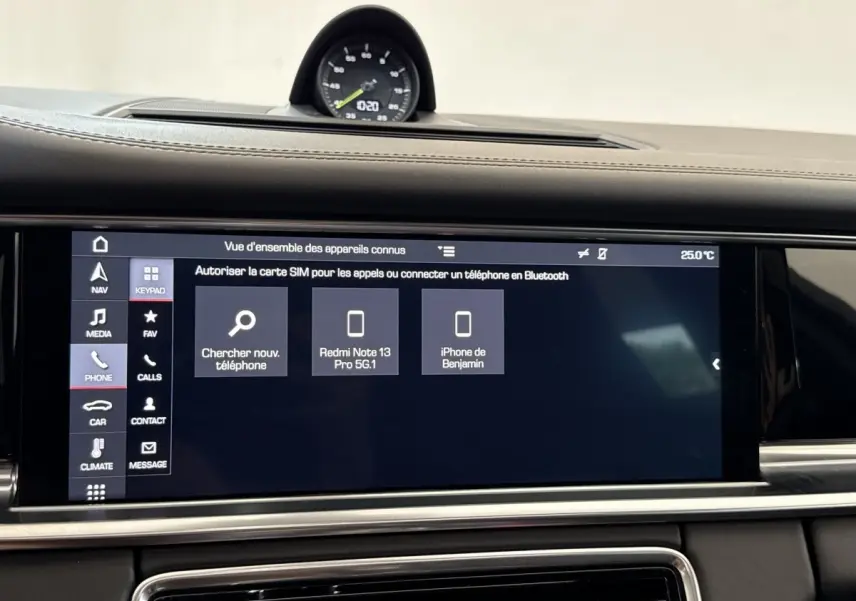 Vue rapprochée de l’écran tactile central noir affichant la connexion Bluetooth dans l’habitacle d’une Porsche Panamera 4 E-Hybrid Sport Turismo.
