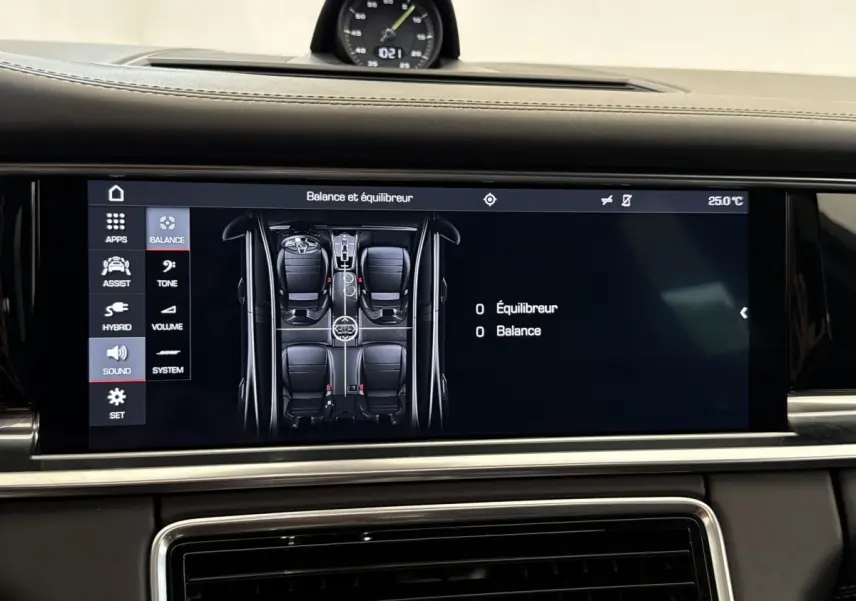 Écran tactile central de la Porsche Panamera 4 E-Hybrid Sport Turismo 2018 affichant la répartition des sièges noirs vue de dessus.