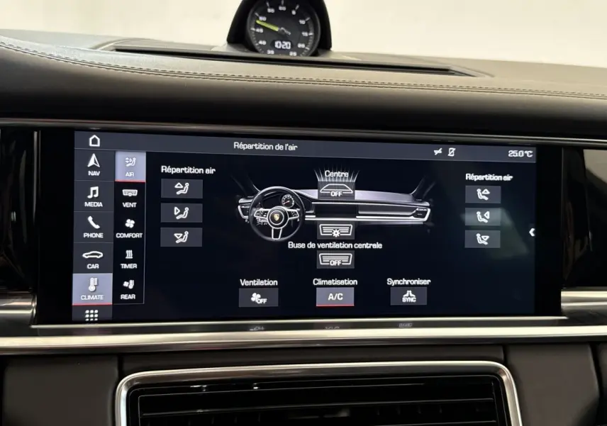 Écran tactile central du tableau de bord de la Porsche Panamera 4 E-Hybrid Sport Turismo 2018, affichant la gestion de la climatisation.