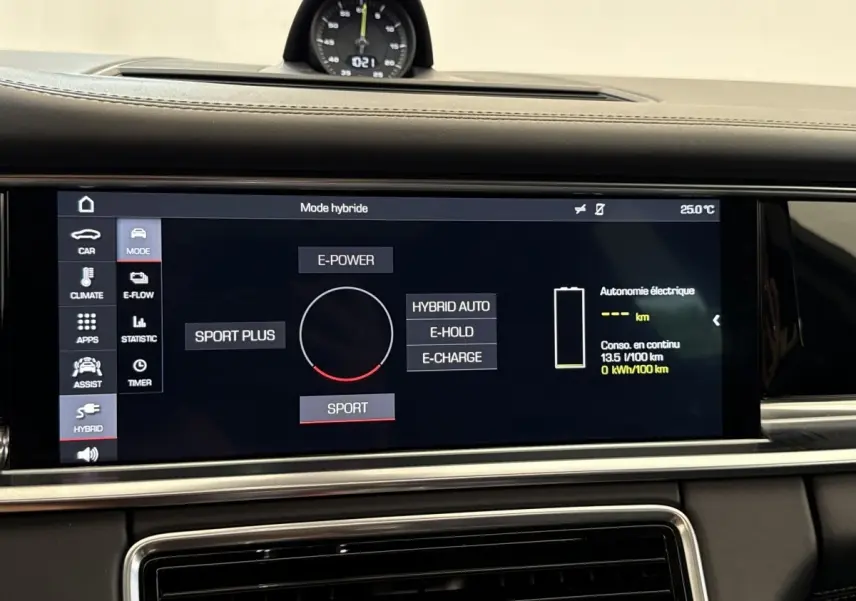 Écran tactile central affichant les modes hybrides de la Porsche Panamera 4 E-Hybrid Sport Turismo, intérieur noir.