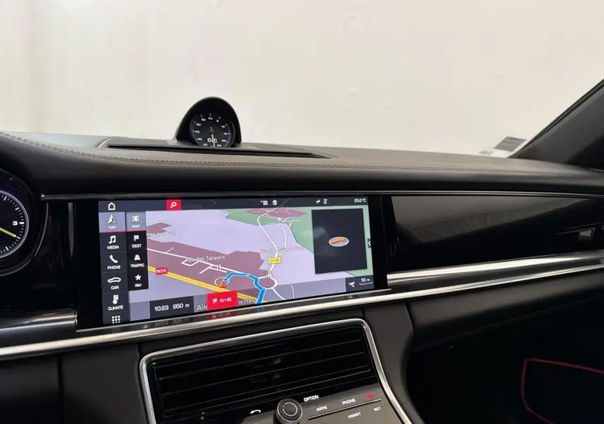 Vue intérieure du tableau de bord de la Porsche Panamera 4 E-Hybrid Sport Turismo 2018 avec écran tactile de navigation 12 pouces.