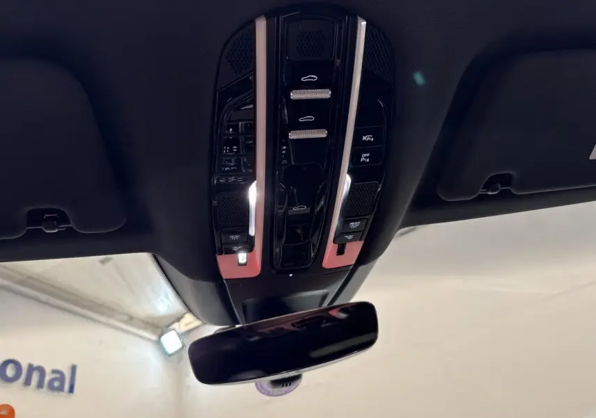 Vue intérieure en plongée du panneau de commandes au plafond et du rétroviseur noir de la Porsche Panamera 4 E-Hybrid Sport Turismo 2018.