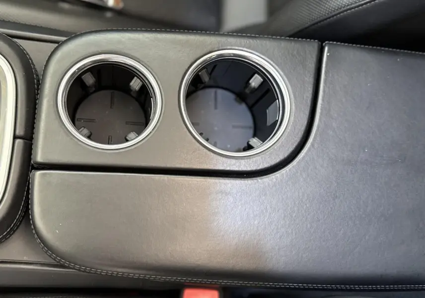 Gros plan sur les porte-gobelets en cuir noir de la console centrale de la Porsche Panamera 4 E-Hybrid Sport Turismo 2018.