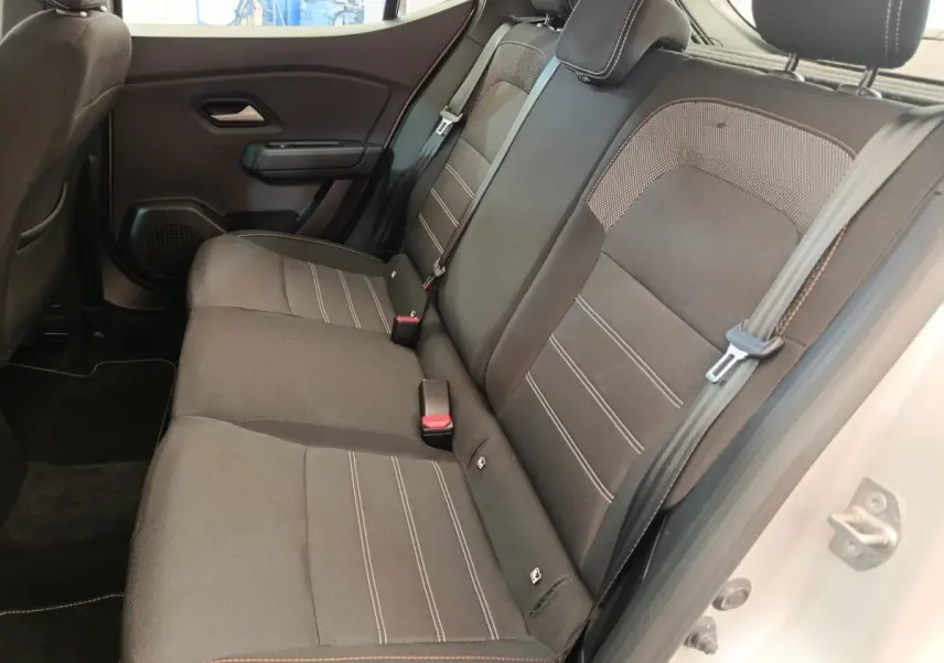 Vue côté droit de la banquette arrière noire avec surpiqûres blanches de la Dacia Sandero Expression EGO-G 100 2023.