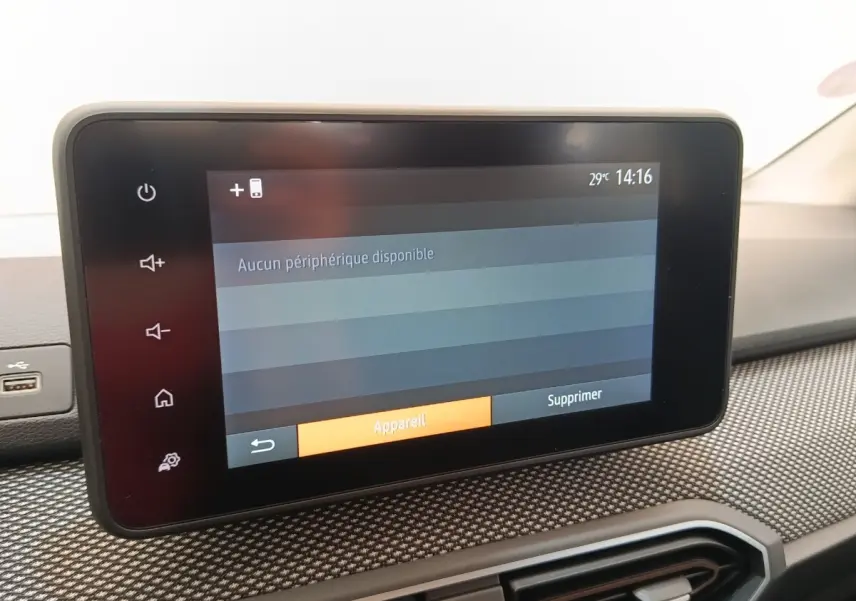 Écran tactile central de 8 pouces dans l’habitacle du Dacia Sandero gris clair, affichant l'interface multimédia.