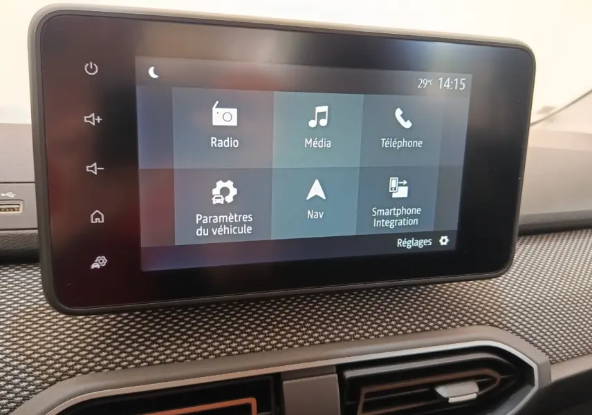Écran tactile central affichant les options multimédia et navigation dans l'habitacle d'une Dacia Sandero gris clair.