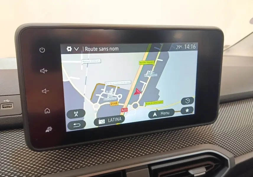 Écran tactile central affichant la navigation GPS dans l’habitacle d’une Dacia Sandero gris clair 2023.