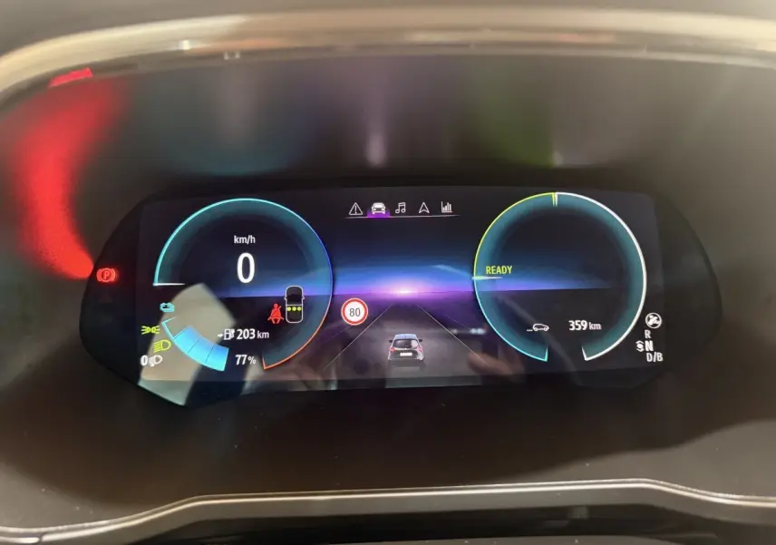 Affichage numérique du combiné d'instruments de la Renault ZOE noire, montrant la vitesse et l'autonomie électrique.