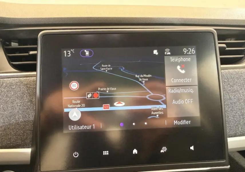 Écran tactile central de la Renault ZOE noire 2024 affichant la navigation avec carte et options multimédia.
