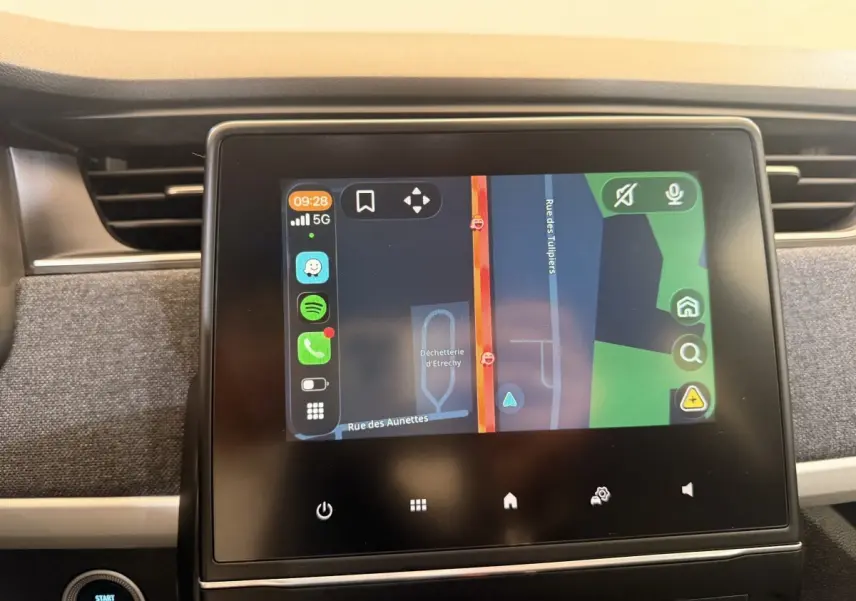 Écran tactile central de la Renault ZOE noire 2024 affichant la navigation avec carte en mode jour.