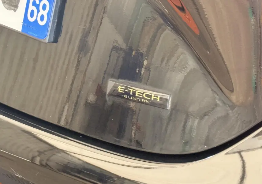 Gros plan sur l'arrière noir brillant d'une Renault ZOE 2024 avec badge E-TECH Electric et plaque d'immatriculation partielle.