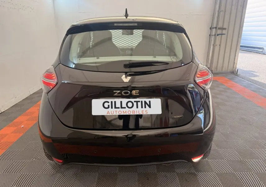 Vue arrière d'une Renault ZOE noire 2024 avec feux LED et logo ZOE bien visibles dans un garage.