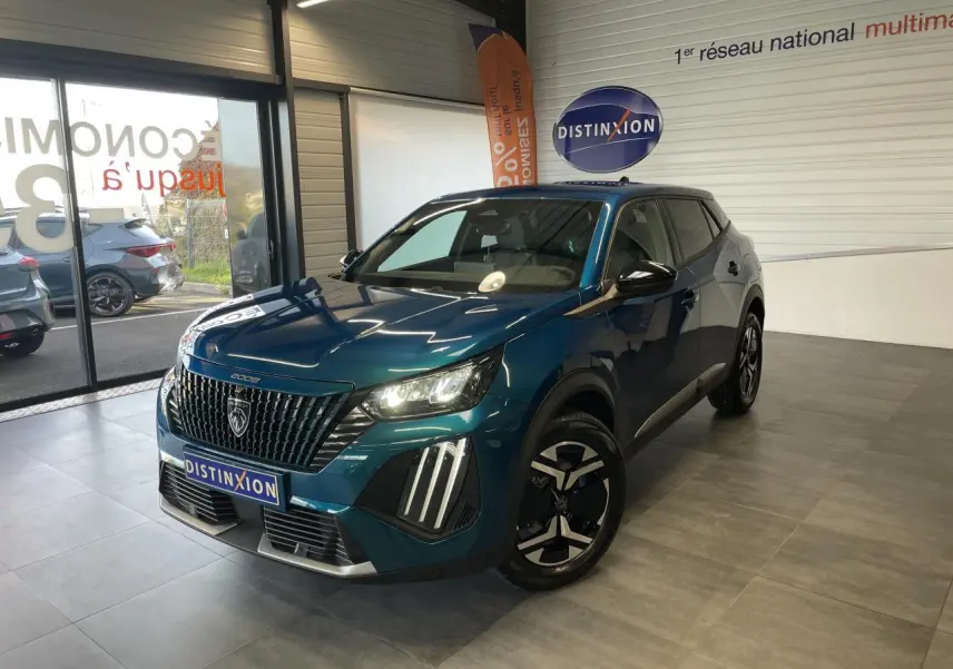 Peugeot 2008 bleu en 3/4 avant droit, avec calandre noire et feux LED distinctifs allumés.