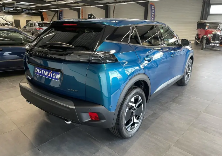 Peugeot 2008 bleu en vue 3/4 arrière droit, avec feux arrière à LED et jantes alliage 17'' bi-ton.