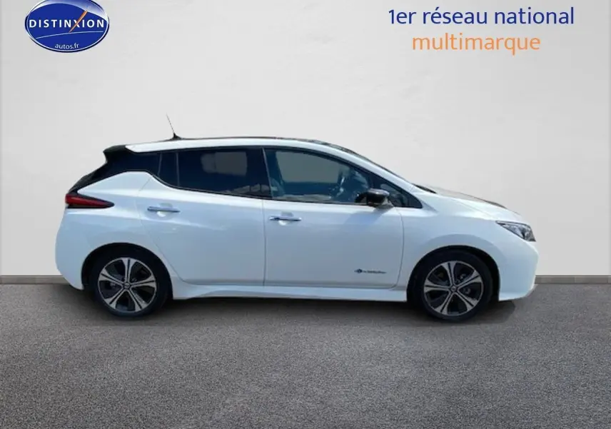 Profil côté gauche d'une Nissan Leaf électrique 40kWh Acenta blanc nacré métal sur fond neutre.