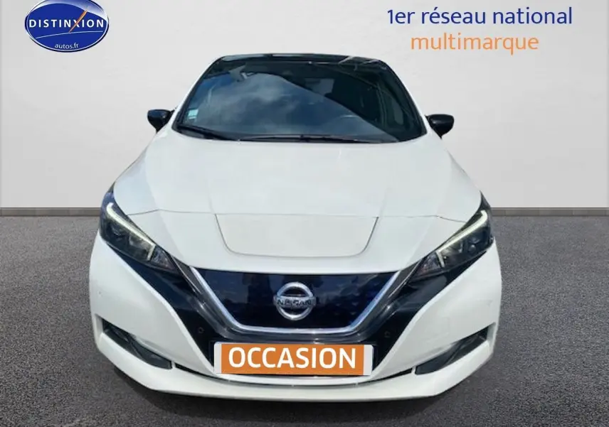 Vue frontale d'une Nissan Leaf électrique 40kWh Acenta blanc nacré métal avec calandre noire et phares LED allumés.