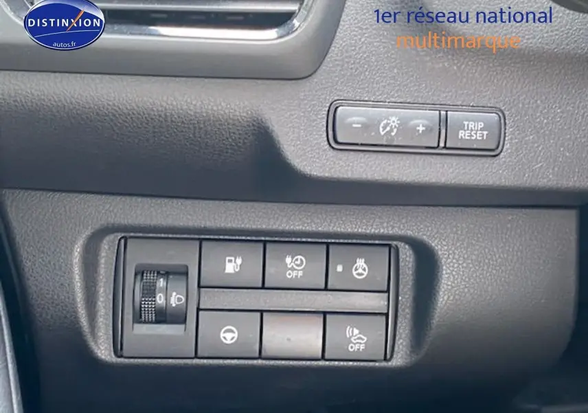 Panneau de commandes intérieur de la Nissan Leaf électrique 40kWh Acenta, avec boutons de réglages et fonctions assistées.
