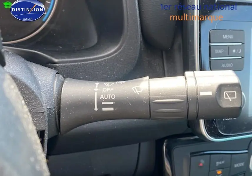 Levier de commande d'essuie-glace dans l'habitacle d'une Nissan Leaf blanche nacrée électrique, vue rapprochée côté gauche.