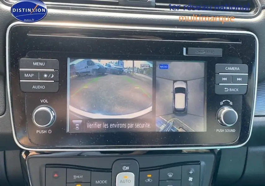 Écran central de la Nissan Leaf 2019 blanc nacré montrant la caméra de recul et la vue 360° intérieure.