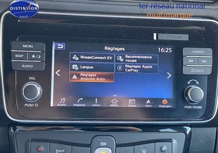 Écran tactile central de la Nissan Leaf électrique blanche nacrée 2019, affichant le menu des réglages connectés.