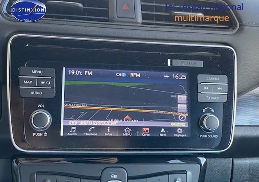 Écran central tactile avec navigation GPS du tableau de bord d'une Nissan Leaf électrique blanc nacré.