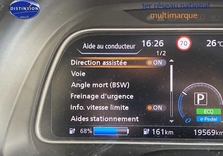 Affichage numérique du tableau de bord de la Nissan Leaf électrique 2019 montrant les aides à la conduite activées.