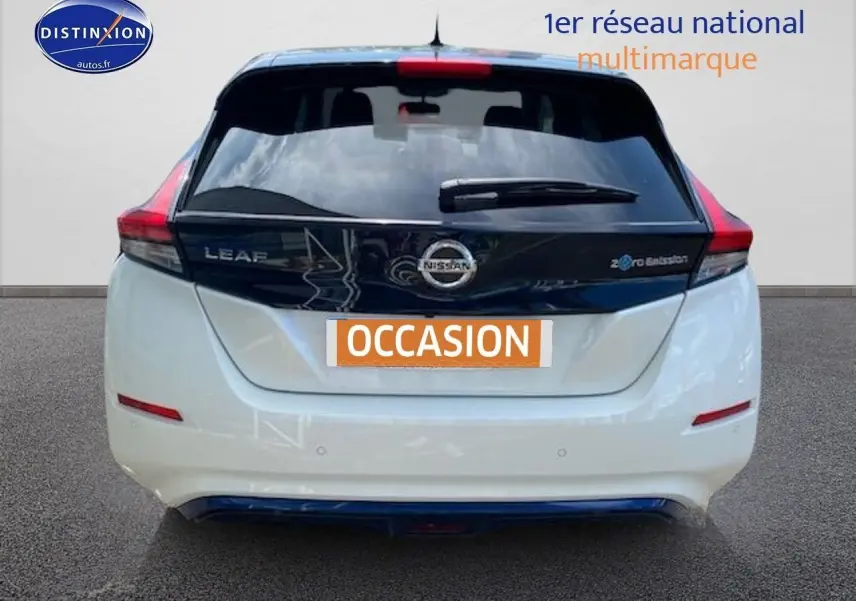 Vue arrière d'une Nissan Leaf électrique 40kWh Acenta blanc nacré métallisé avec logo et feux rouges distinctifs.