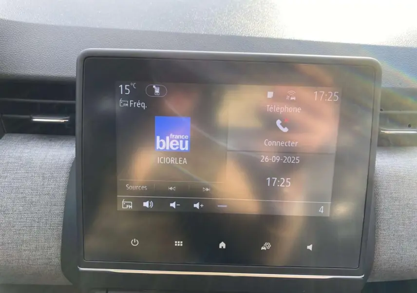 Écran tactile 7 pouces du système multimédia Easy Link dans une Renault Clio 1.5 Blue dCi 2025, finition Gris Schiste.