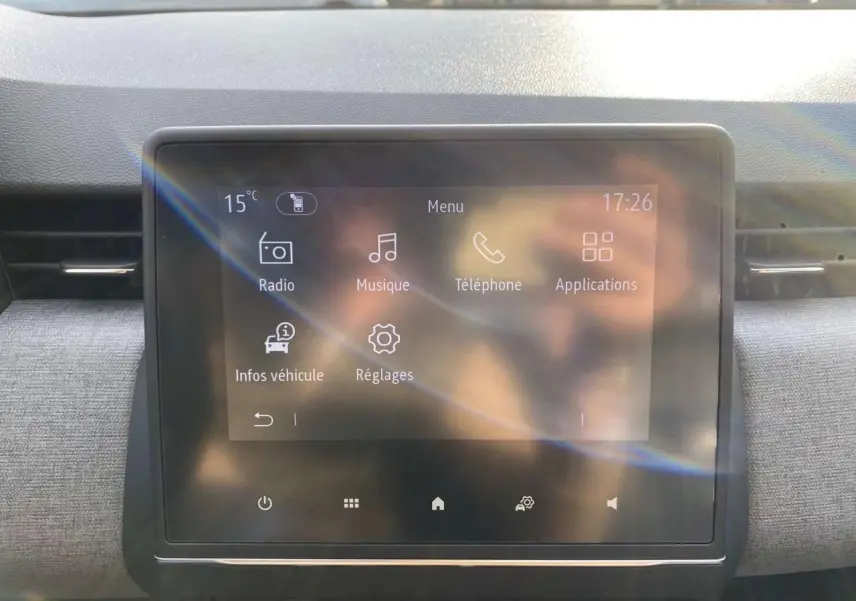 Écran tactile 7 pouces du système multimédia Easy Link dans une Renault Clio 2025, finition Gris Schiste.