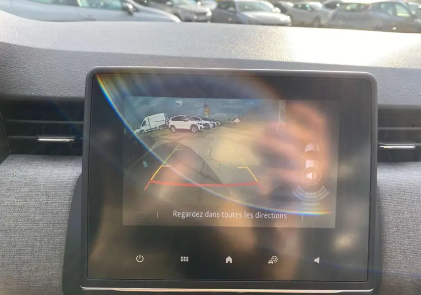 Écran tactile de la Renault Clio 2025 montrant l'image de la caméra de recul avec guidage coloré.