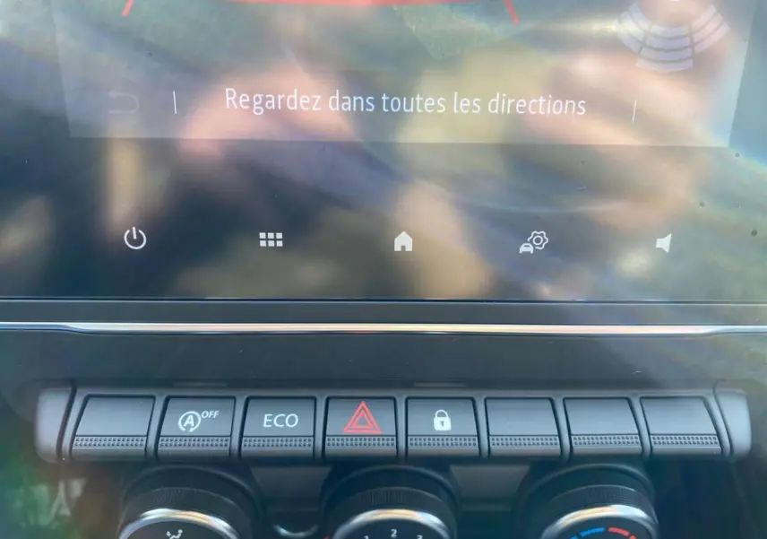 Gros plan sur la console centrale de la Renault Clio 2025 gris schiste, montrant les commandes climatisation et boutons fonctionnels.