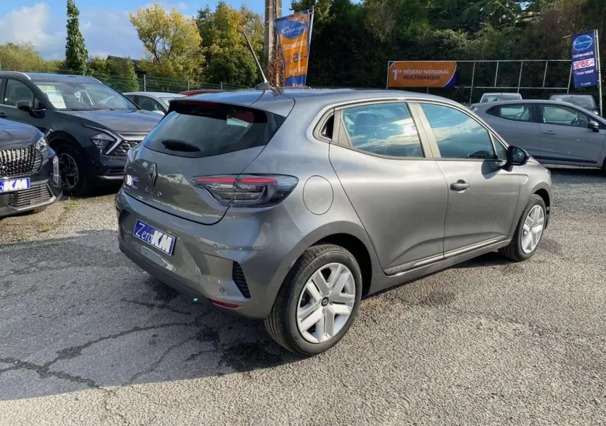 Renault Clio 2025 gris schiste vue 3/4 arrière droit, avec feux LED et jantes alliage visibles en extérieur.
