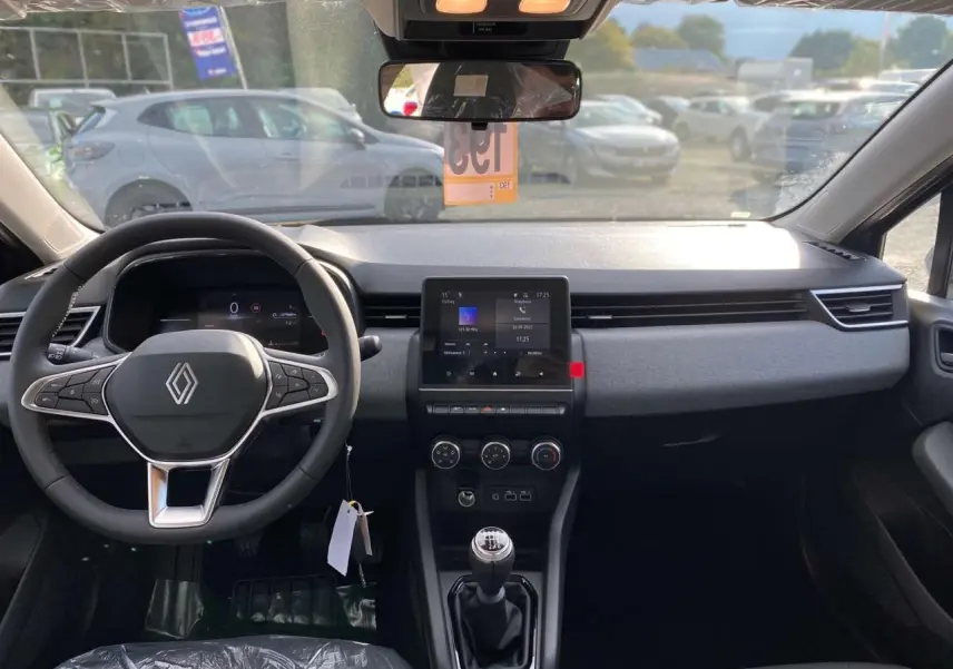 Intérieur avant de la Renault Clio 1.5 Blue dCi 2025 avec tableau de bord moderne, écran tactile et boîte manuelle.