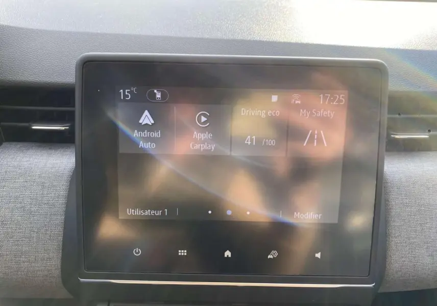 Écran tactile central de la Renault Clio 2025 affichant Android Auto et Apple CarPlay, intérieur gris clair.