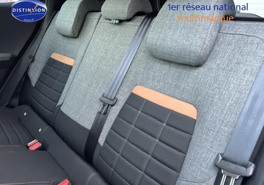 Vue rapprochée de la banquette arrière gris clair et noir avec surpiqûres et ceintures de sécurité du Citroën C3 Aircross noir.