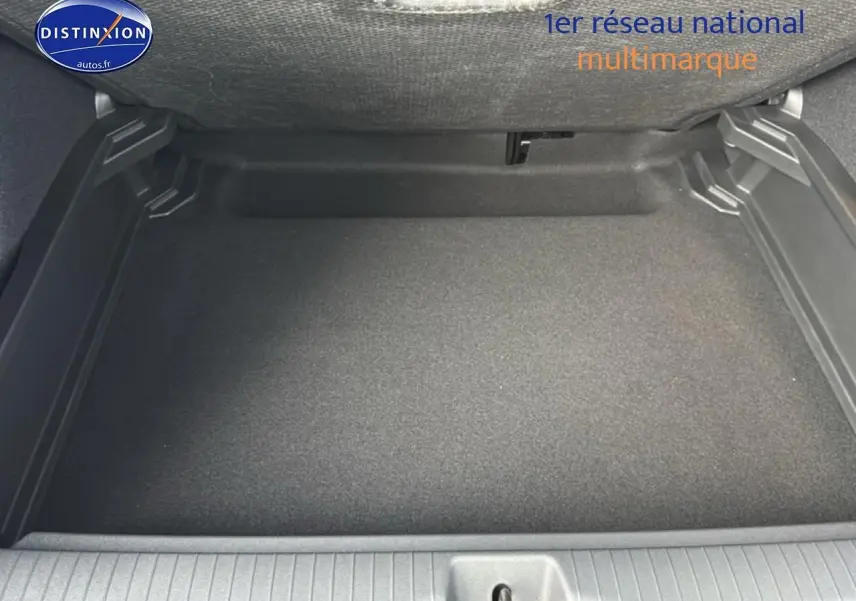 Coffre vide en vue plongeante d'une Citroën C3 Aircross noir 2025, montrant l'espace de rangement intérieur.