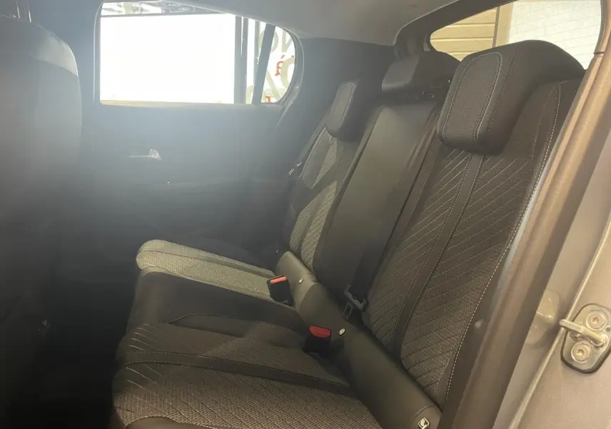 Vue intérieure côté gauche sur la banquette arrière tissu gris avec surpiqûres Quartz de la Peugeot 208 gris Artense.