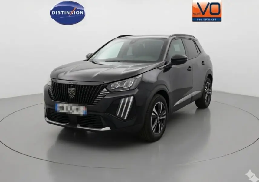 Peugeot 2008 Hybrid 145 Allure noir, vue 3/4 avant droit, avec calandre noire et jantes alliage 17 pouces.