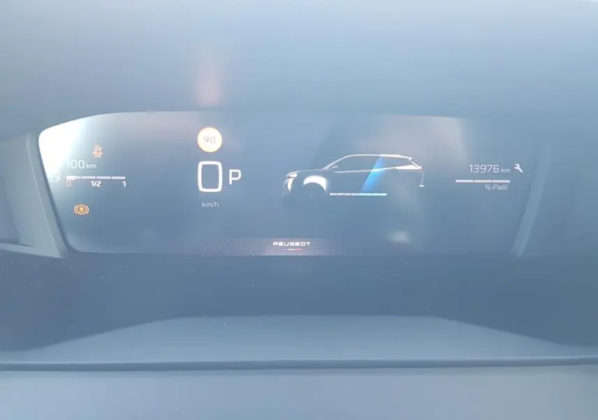 Affichage numérique du tableau de bord du Peugeot 2008 Hybrid 145, montrant la vitesse à 0 km/h et l'autonomie restante.