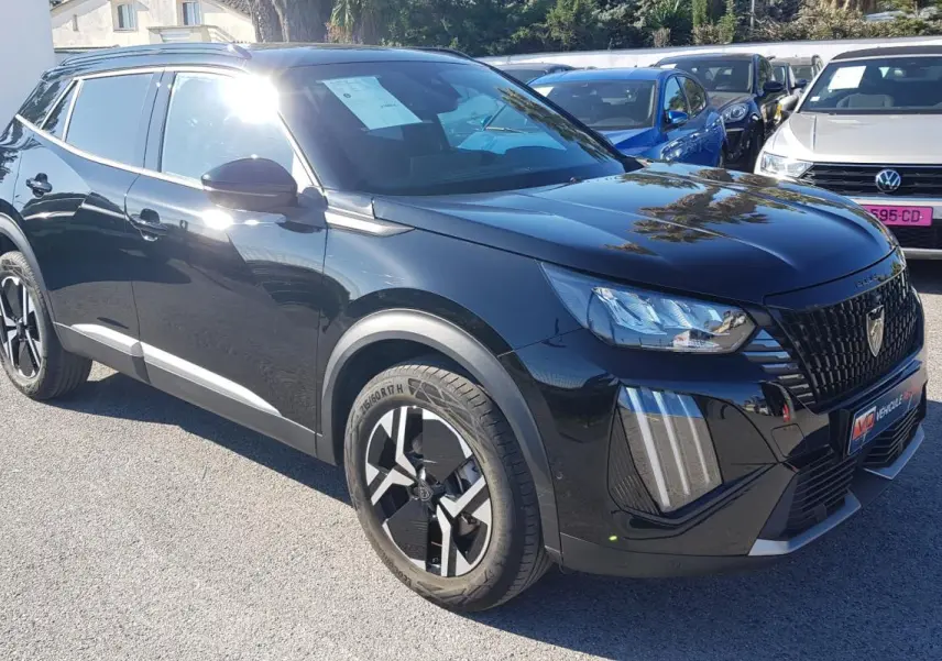 Peugeot 2008 Hybrid 145 Allure noir en 3/4 avant droit, avec jantes alliage 17 pouces et calandre distinctive.