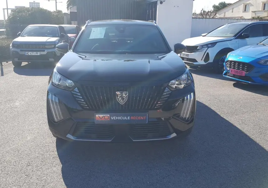 Peugeot 2008 Hybrid 145 Allure noir vue de face, mettant en valeur la calandre distinctive et les feux LED verticaux.