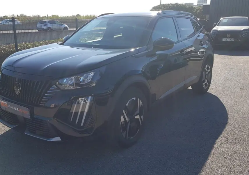 Peugeot 2008 Hybrid 145 Allure noir en 3/4 avant droit, avec jantes alliage 17 pouces et calandre distinctive.