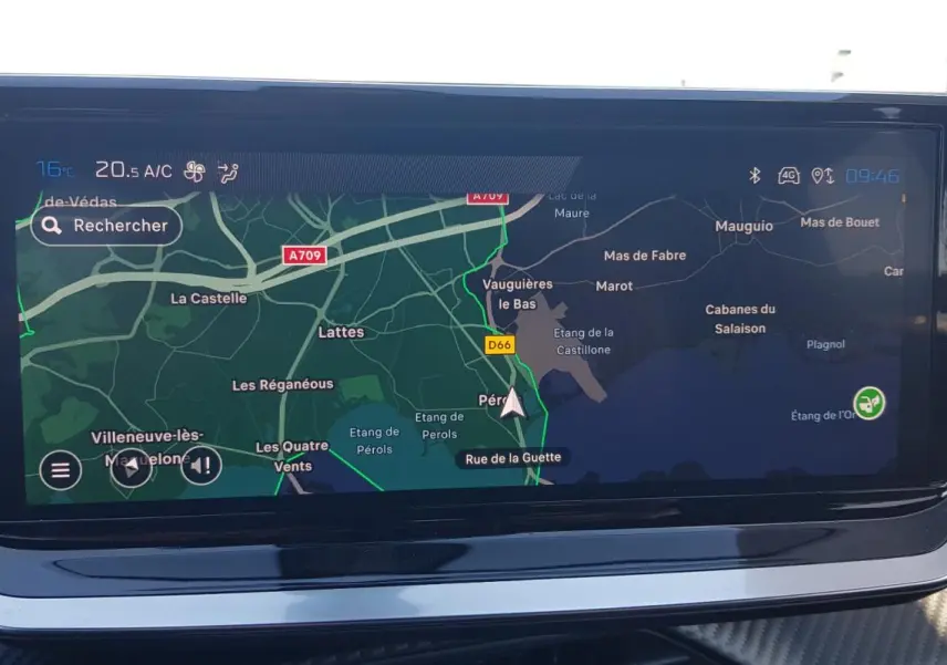 Écran tactile du système de navigation du Peugeot 2008 Hybrid 145 Allure, affichant une carte routière en intérieur.